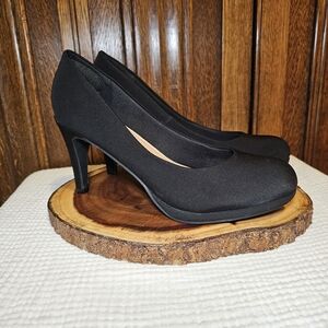 Classic Black Women's Mid-Heel Pumps